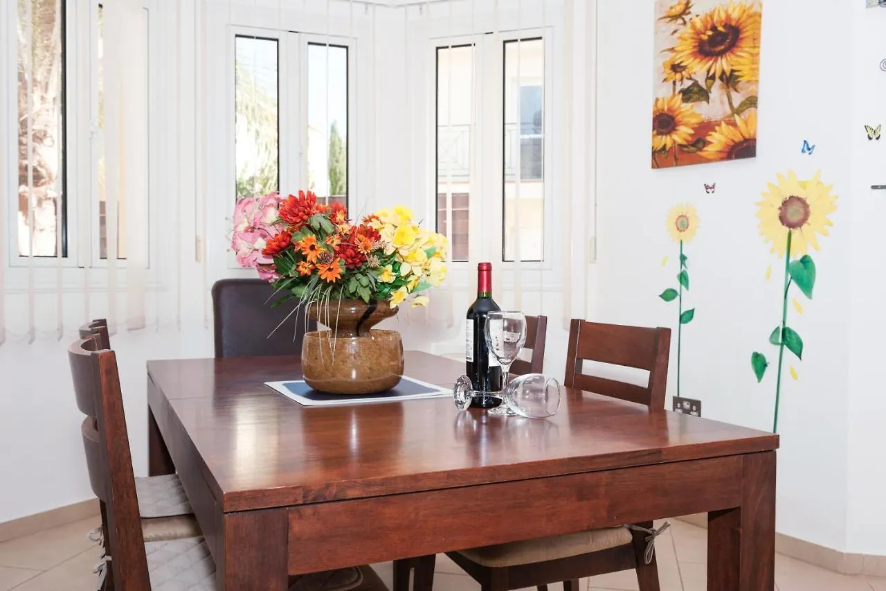 Crystal Blue Villa In A Perfect Location 普罗塔拉斯